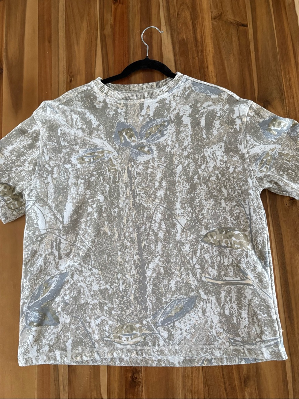 Men's Short-Sleeve Crewneck T-Shirt in Light Gray Leaf Print